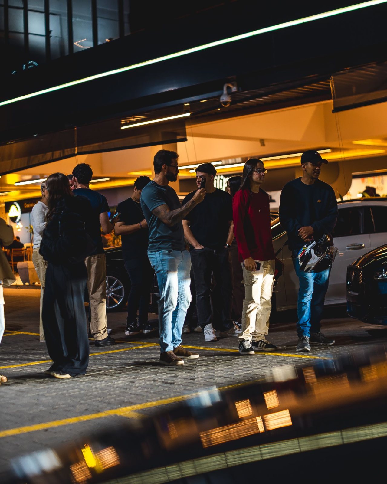 Membros do clube conversando ao lado dos carros no encontro mensal do Humaitá Mall