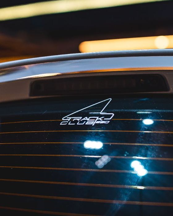 Adesivo do For Track Club no vidro traseiro de um carro