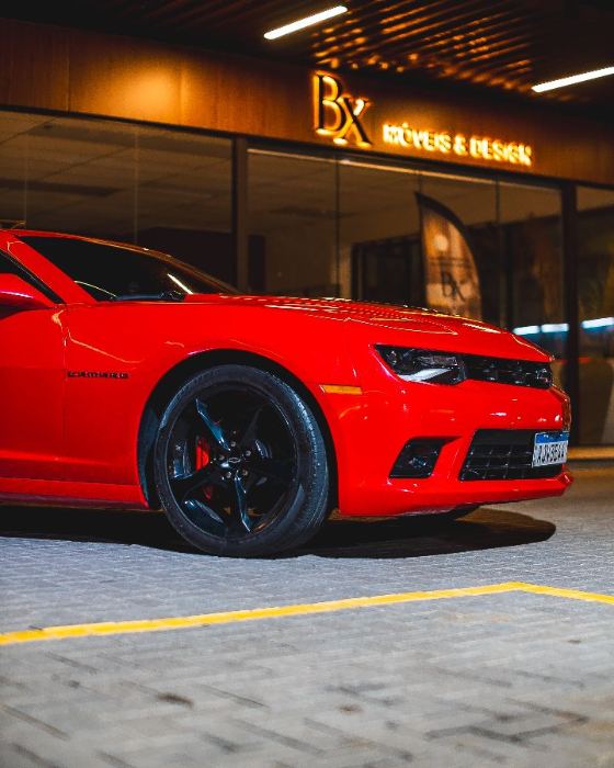 Camaro vermelho estacionado à noite