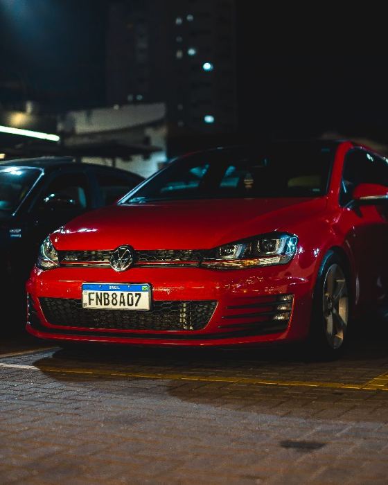 Volkswagen Golf GTI vermelho de frente