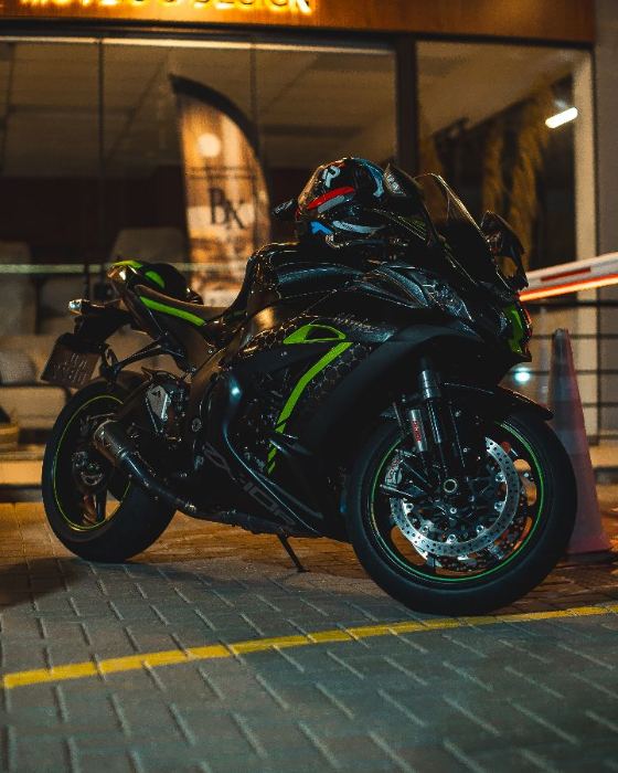 Moto esportiva Kawasaki verde e preta