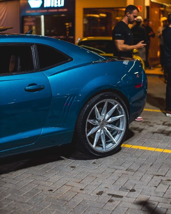 Camaro azul com rodas cromadas