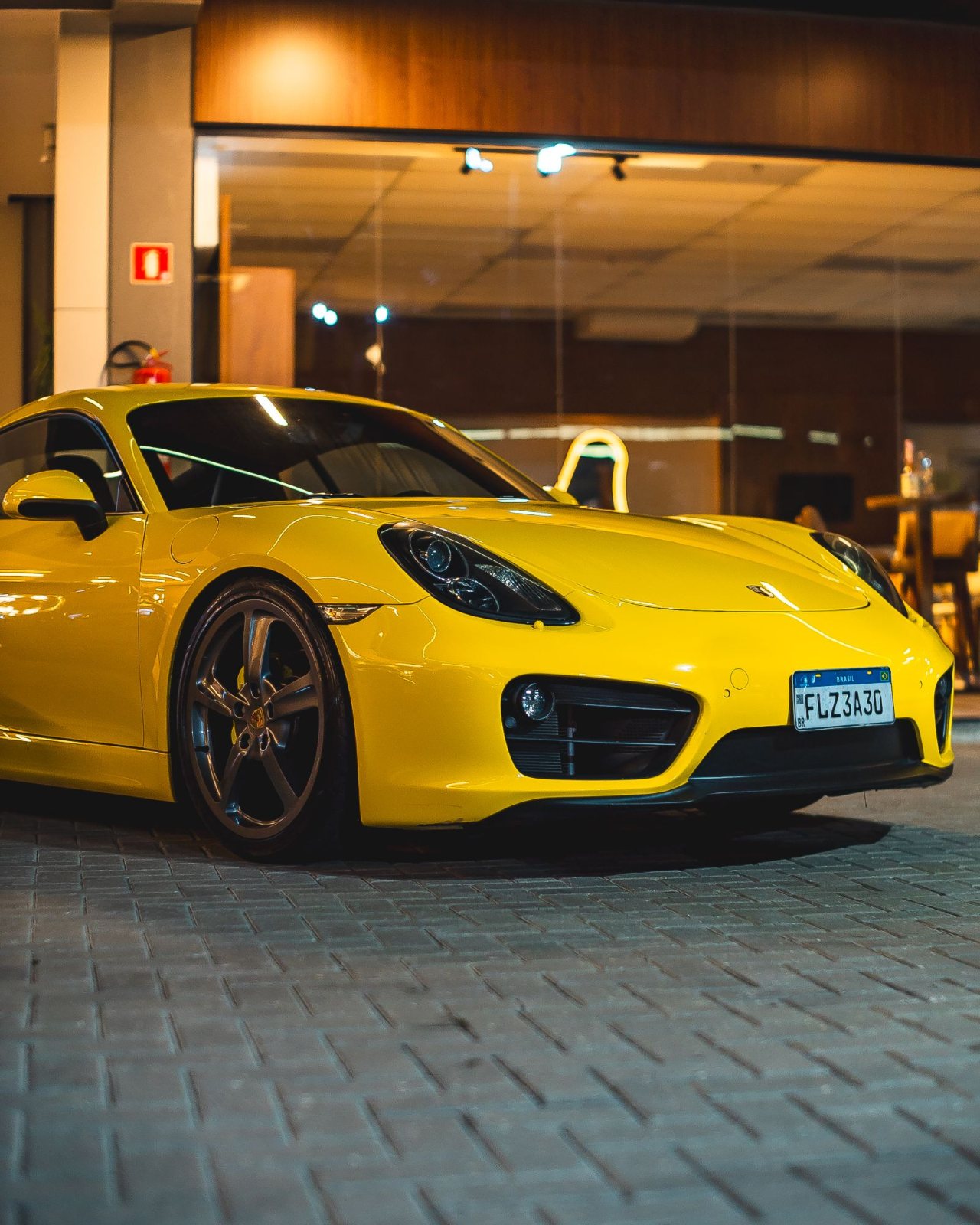 Porsche Cayman amarelo